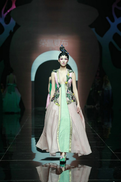 Rongchang ramie show shines in Beijing Fashion Week[41]- Chinadaily.com.cn