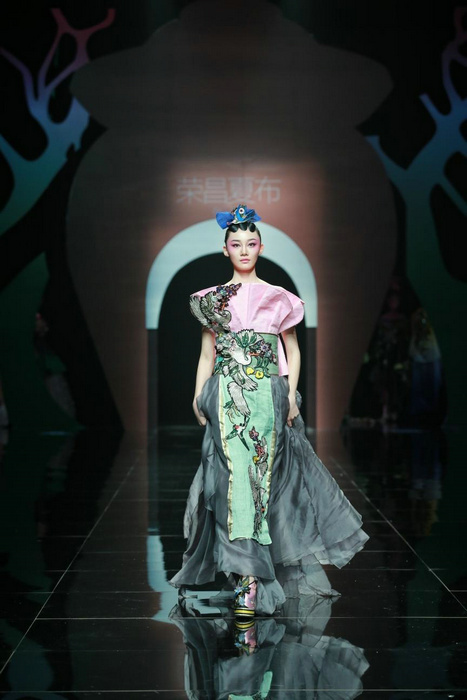 Rongchang ramie show shines in Beijing Fashion Week[44]- Chinadaily.com.cn