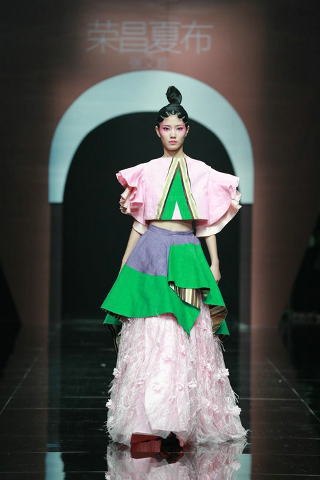 Rongchang ramie show shines in Beijing Fashion Week[45]- Chinadaily.com.cn