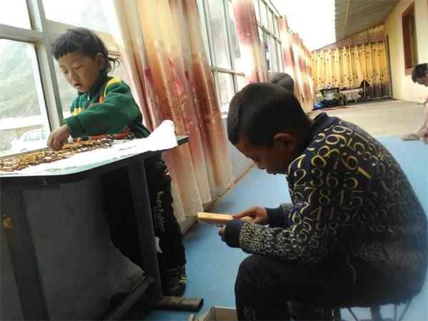 Tibetan children enjoy 'golden worm' holiday