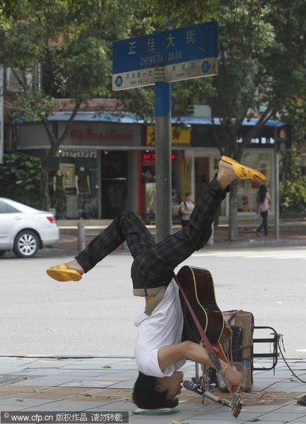 Upside down musician wows crowd