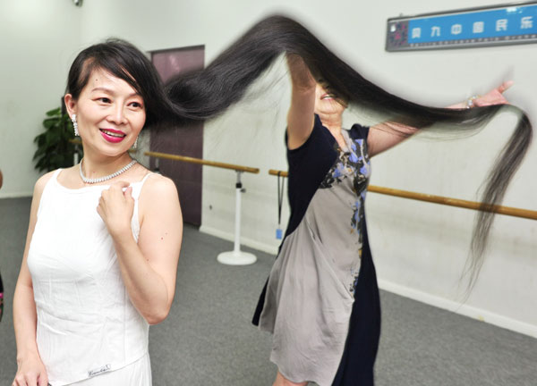Woman keeps 1.7-meter-long hair
