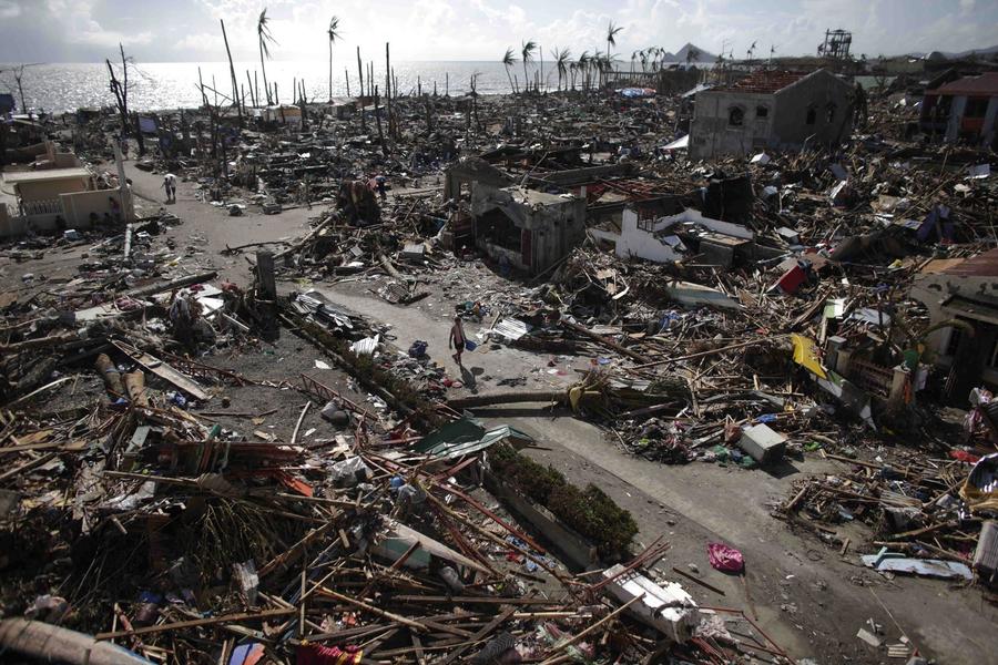 Filipinos suffer from shortage of typhoon aid