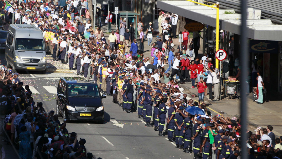 Mourners pay last respects to Mandela