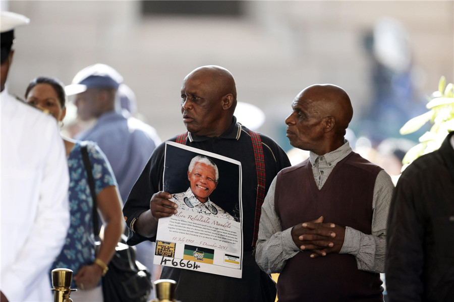 Mourners pay last respects to Mandela