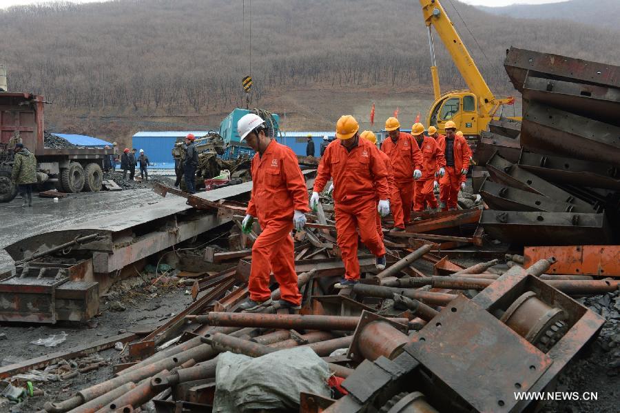 12 trapped in collapsed tunnel in NE China