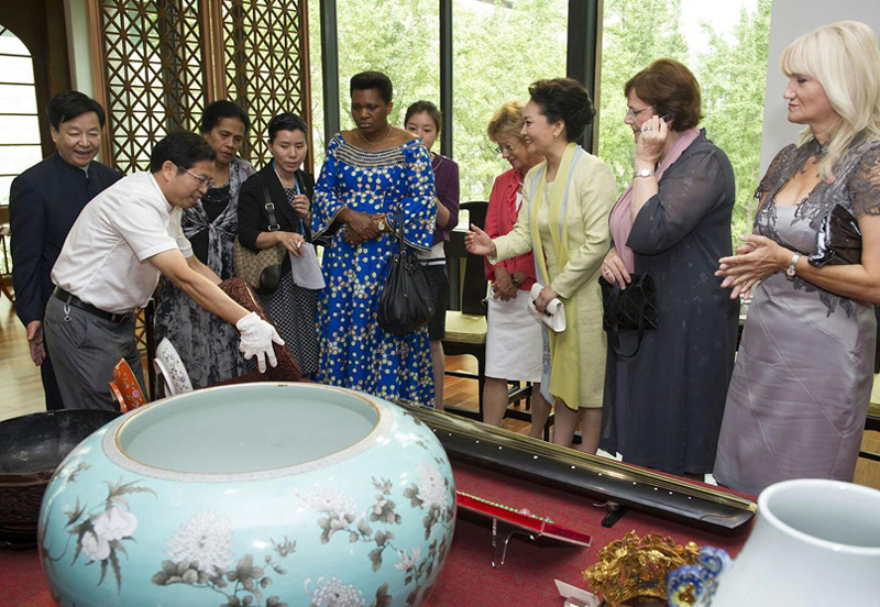 Peng Liyuan tours Nanjing Museum with wives of foreign leaders