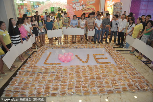 Man proposes with 1001 hot dogs in Chengdu