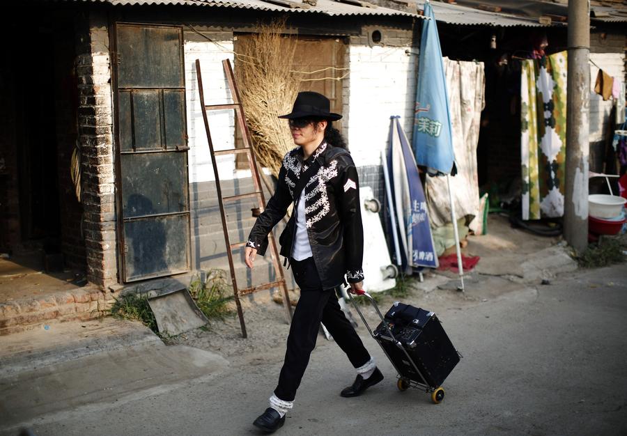 Beijing's MJ impersonator a 'thriller' for crowds