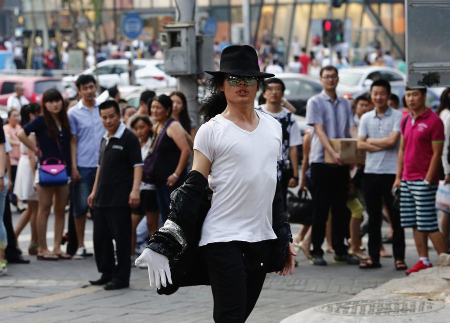 Beijing's MJ impersonator a 'thriller' for crowds