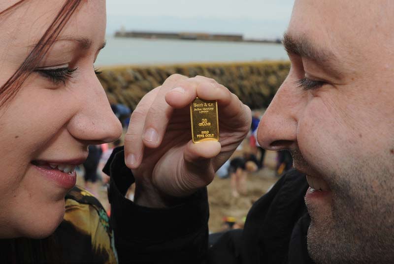 Gold rush as artist buries bullion on British beach