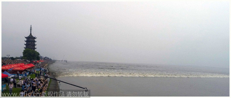 Tide watchers flock to Qiantang River for Mid-Autumn Festival