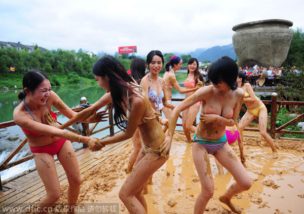 Bikini mud-wrestling boosts travel to scenic Central China