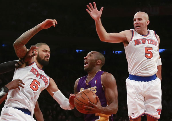 Anthony flourishes as Knicks roar past Lakers