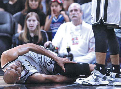 Duncan leaves Spurs' 18th straight home win with leg injuries
