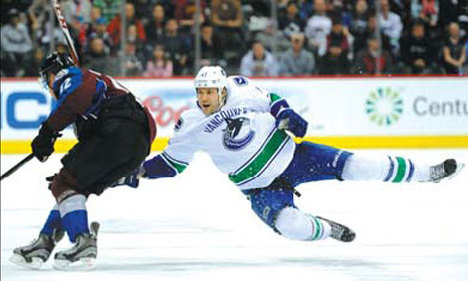 Canucks beat Avalanche, 3-2, to take division lead