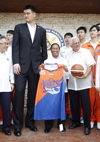 Yao Ming and Shanghai Sharks on friendly visit in Manila
