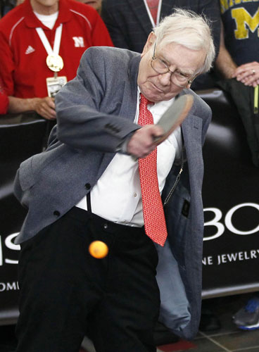 Buffett, Bill Gates play table tennis at annual shareholder meeting