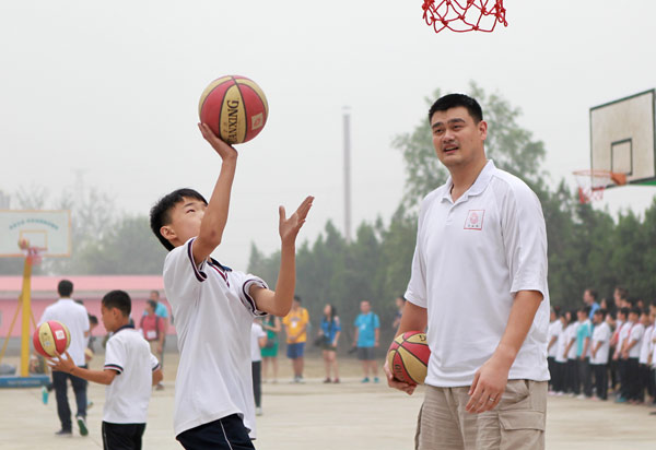 Yao, Noah give basketball lesson to school kids