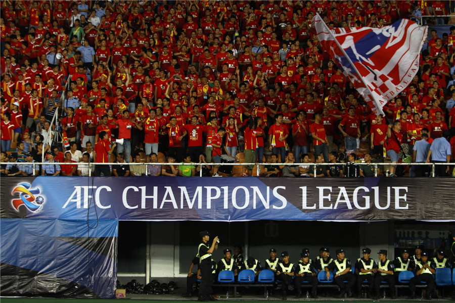 Football fans cheer for Guangzhou Evergrande