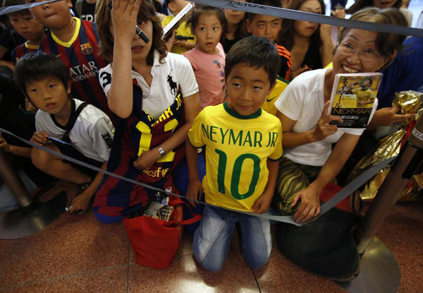 Neymar says back improving during Japan trip