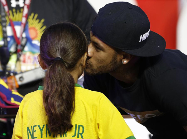 Neymar says back improving during Japan trip
