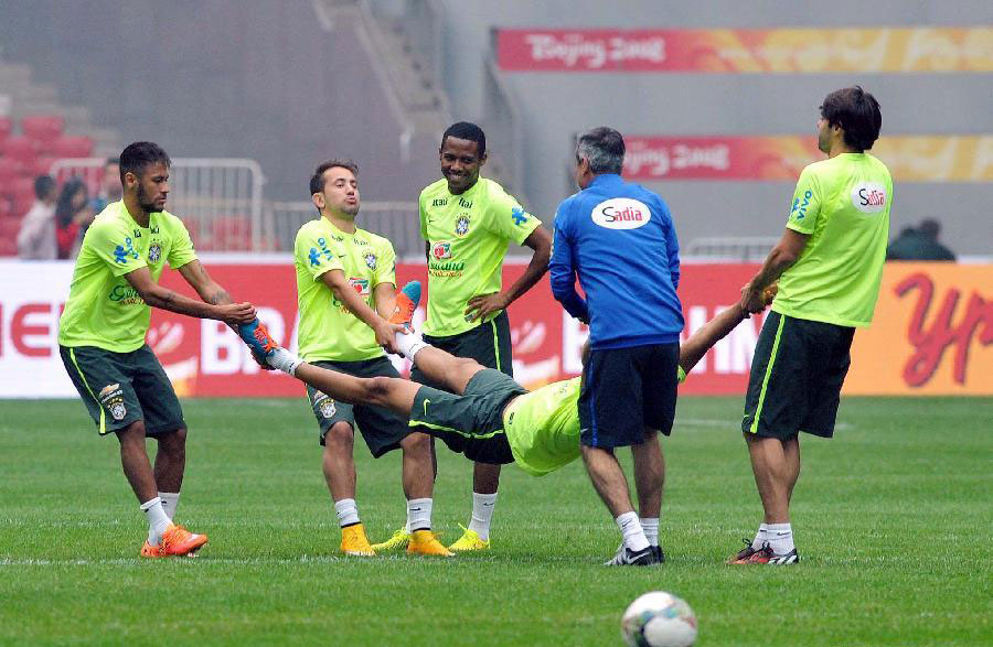 Brazilian soccer stars train for friendly match in Beijing