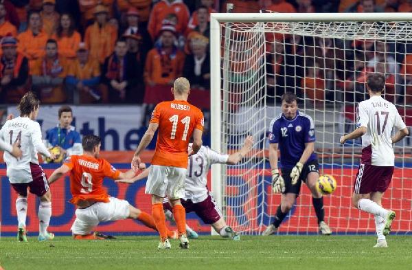 Dutch cruise to Latvia win and ease pressure on Hiddink
