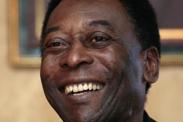 Santos signs lifetime contract with Pele