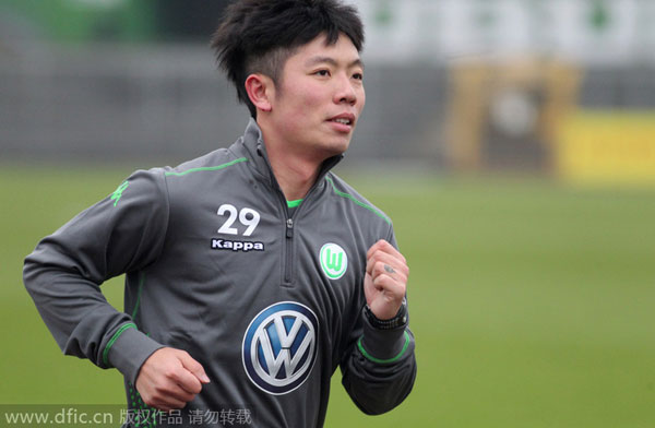 Zhang Xizhe debuts in Wolfsburg training