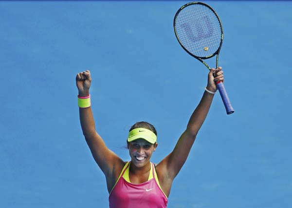 Serena Williams advances, Venus out of Australian Open