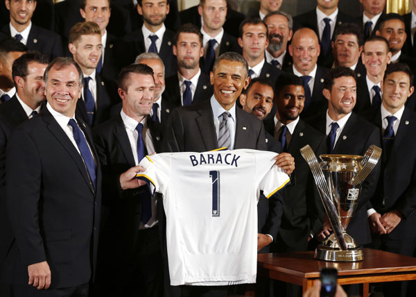 Obama hosts hockey, soccer champions at White House