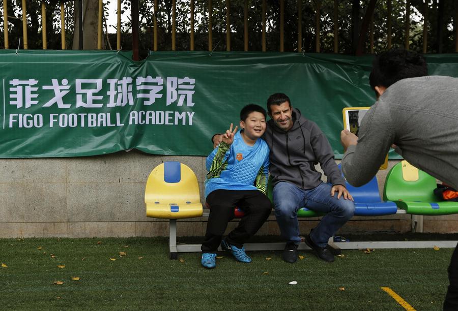 Figo charms soccer fans in Guangzhou