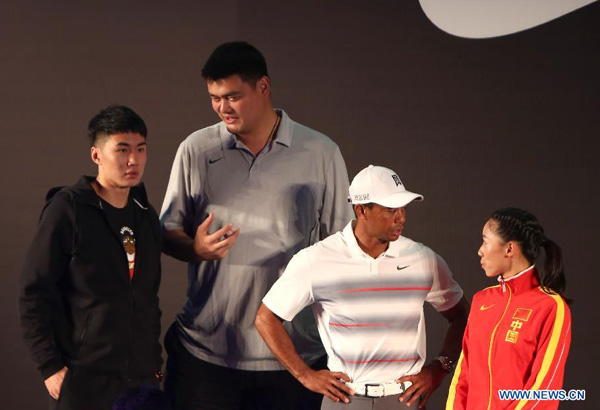 Woods plays golf with Yao Ming in Shanghai visit