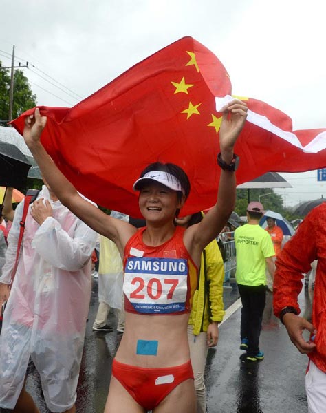 Chinese 'barefoot' heroine wins Universiade half marathon