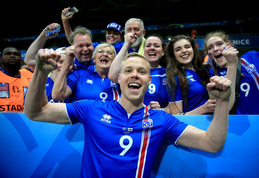 Iceland shock England 2-1 to reach quarterfinals