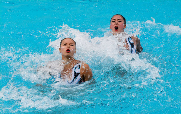 China's synchronized swimming team reveals its talent in tune