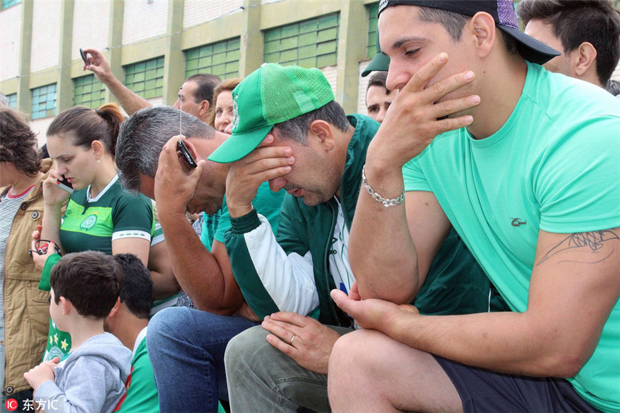 Chapecoense fans mourn players lost in crash
