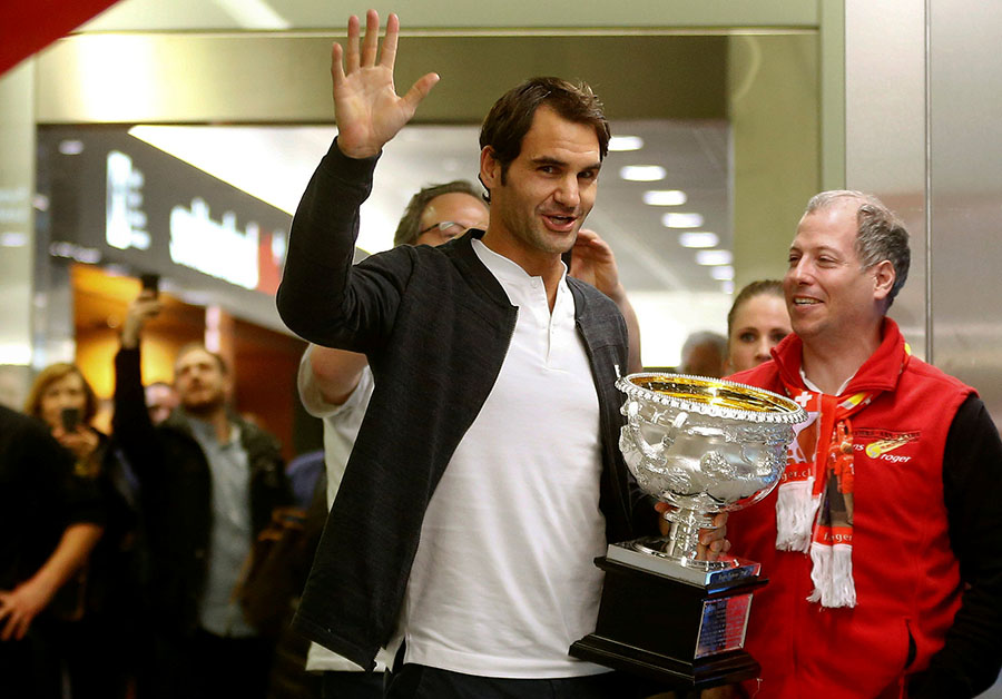 Trophy-holding Federer receives hero's welcome back home