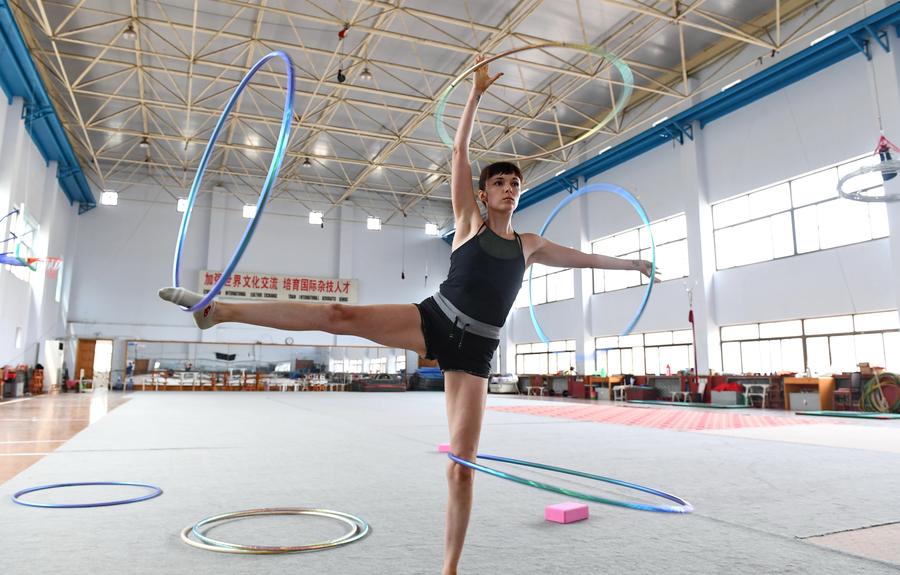 Acrobatic school in Hebei builds global cultural exchange
