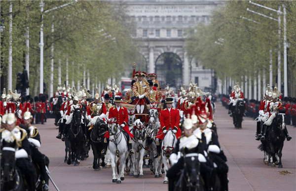 Queen Elizabeth opens Parliament