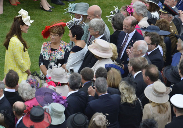 Pregnant Duchess appears at Queen's garden party