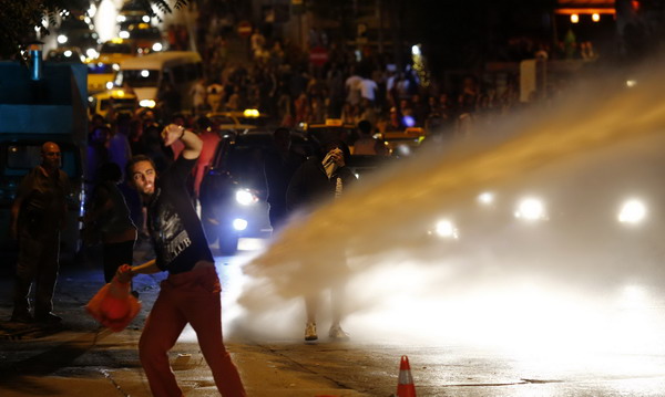 Turkish Police, protesters clash in Istanbul