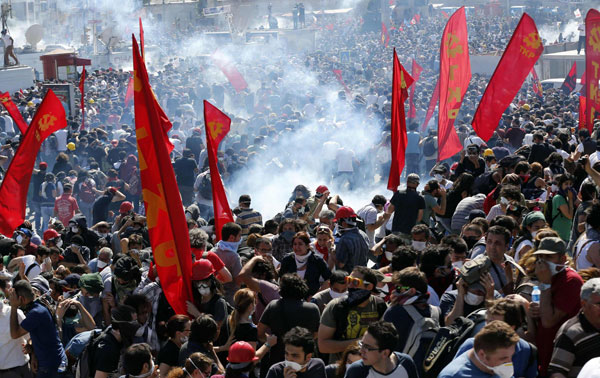 Protesters swarm Istanbul square after clashes