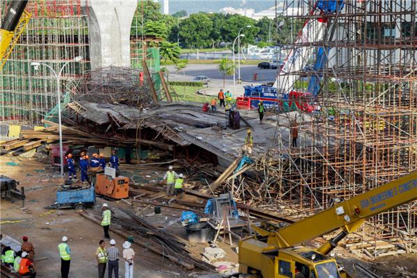 Cross-sea bridge collapses in Malaysia