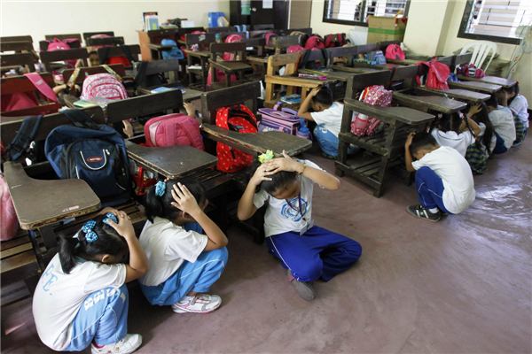 Students take part in earthquake drill in Manila