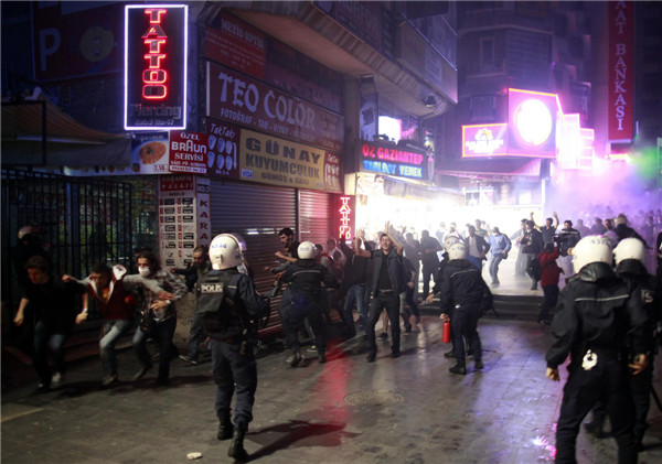 Turkish police use tear gas to disperse demonstrators