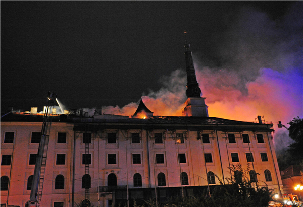 Fire breaks out on roof of Riga Castle, Latvia