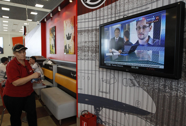 Snowden still at Moscow's airport, asylum pending