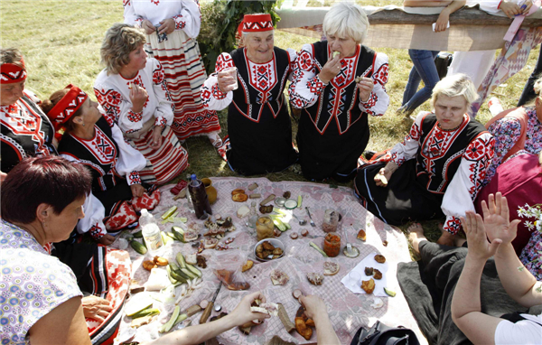Belarusian women celebrate Rusalle festival